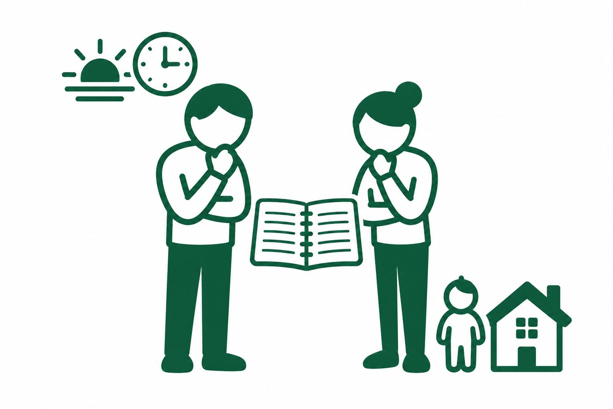 朝日と時計の下の人と、子どもと家の側の人が、1冊のノートを一緒に見ている図